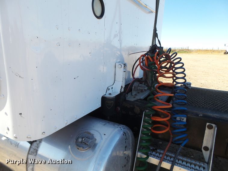 image for item GC9048 2000 Peterbilt 377 semi truck