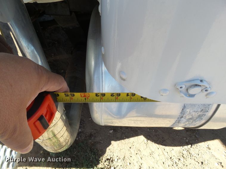 image for item GC9048 2000 Peterbilt 377 semi truck