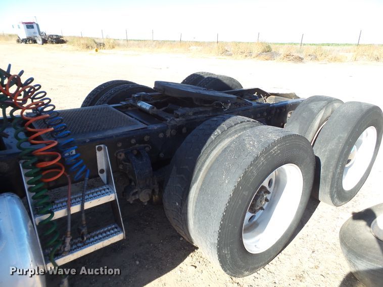 image for item GC9048 2000 Peterbilt 377 semi truck