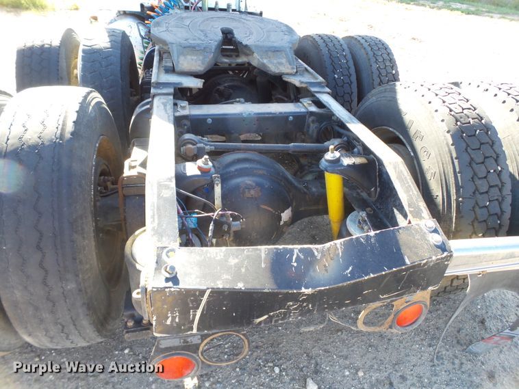 image for item GC9048 2000 Peterbilt 377 semi truck