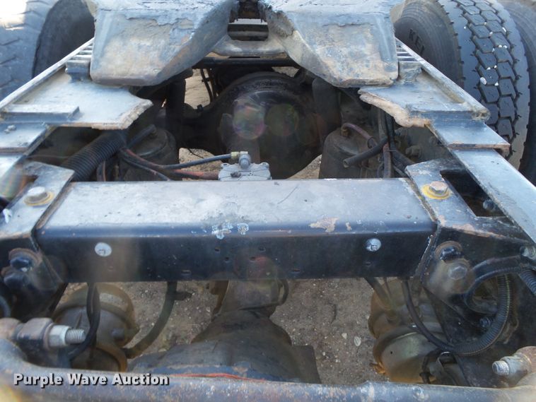 image for item GC9048 2000 Peterbilt 377 semi truck