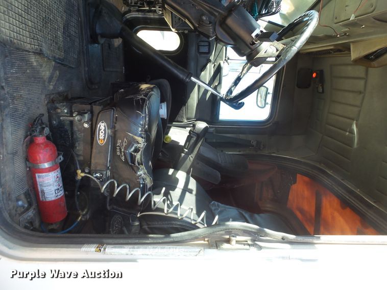 image for item GC9048 2000 Peterbilt 377 semi truck