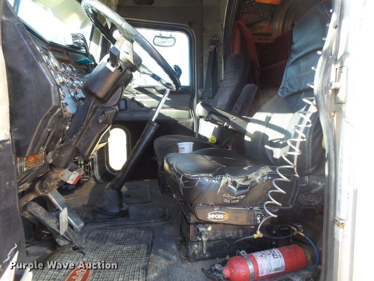 image for item GC9048 2000 Peterbilt 377 semi truck