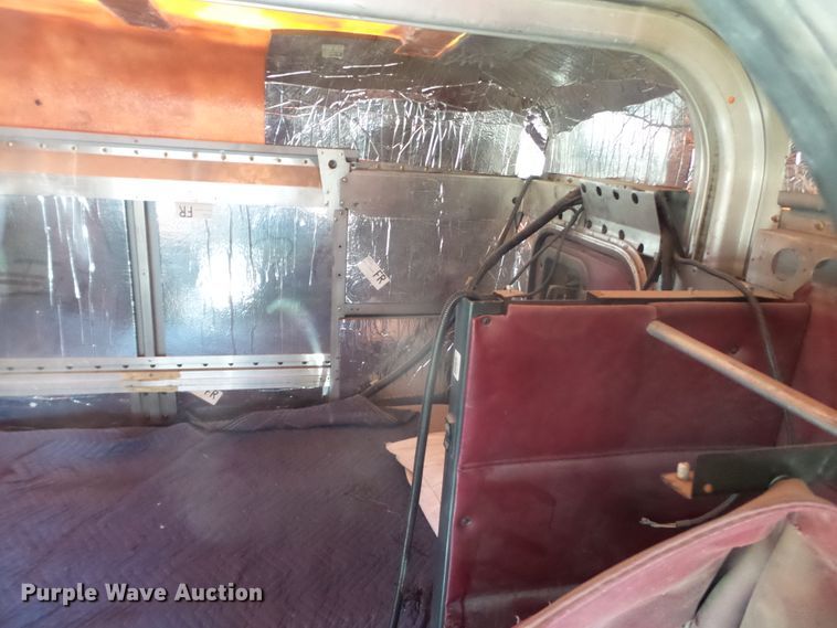 image for item GC9048 2000 Peterbilt 377 semi truck