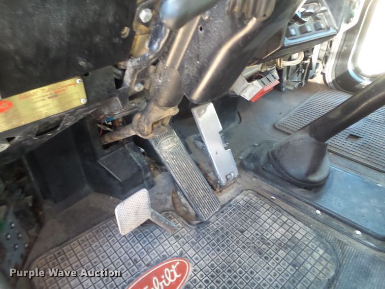 image for item GC9048 2000 Peterbilt 377 semi truck