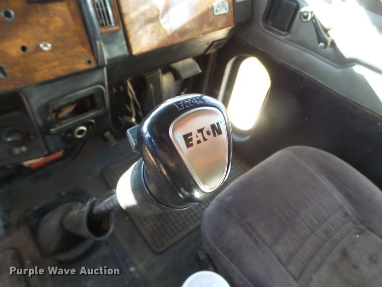 image for item GC9048 2000 Peterbilt 377 semi truck