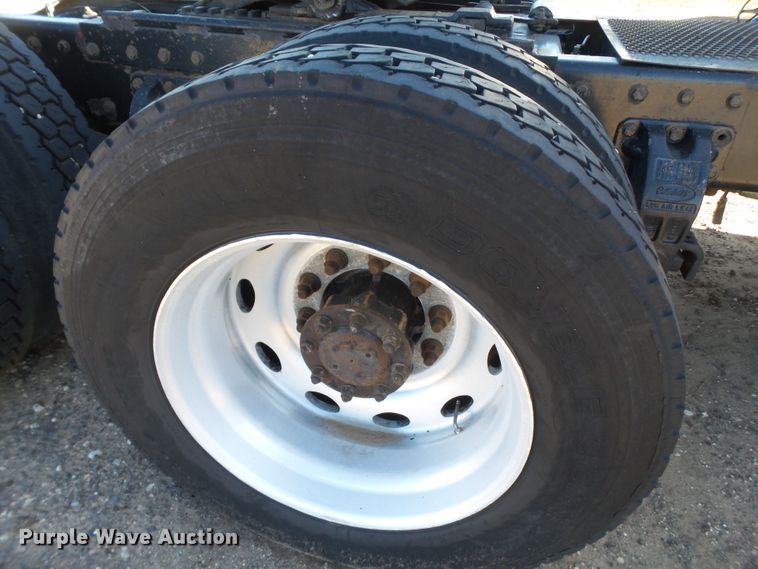 image for item GC9048 2000 Peterbilt 377 semi truck