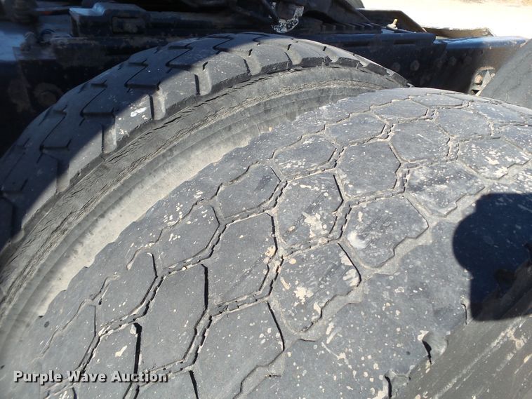 image for item GC9048 2000 Peterbilt 377 semi truck