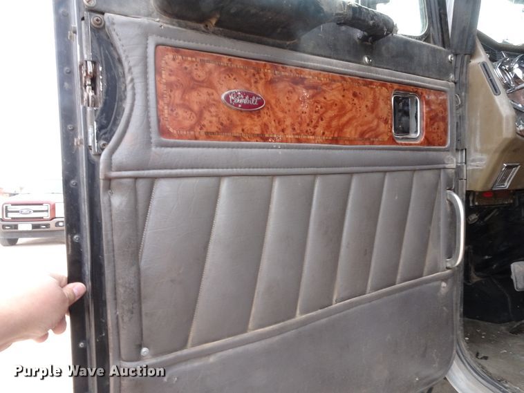 image for item GC9090 2000 Peterbilt 379 semi truck