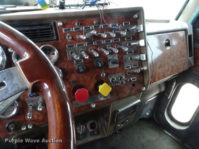 image for item GC9090 2000 Peterbilt 379 semi truck