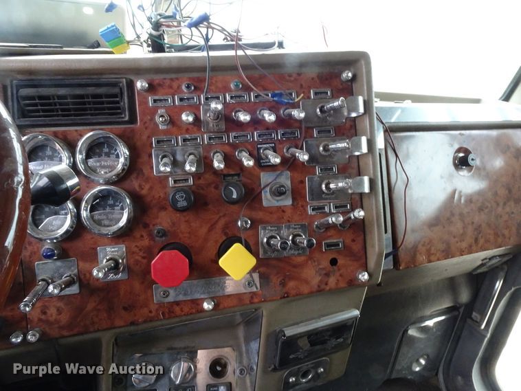 image for item GC9090 2000 Peterbilt 379 semi truck