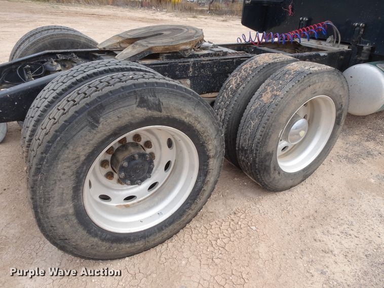 image for item GC9090 2000 Peterbilt 379 semi truck