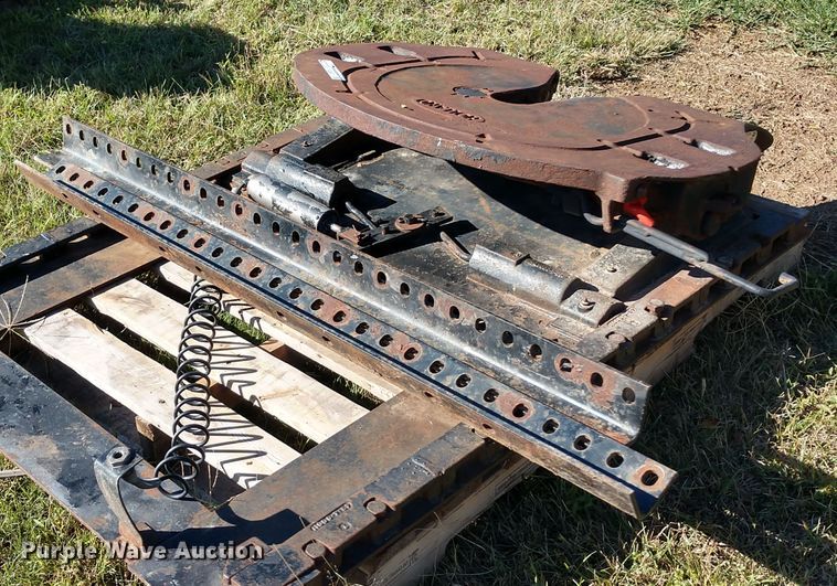 image for item EQ9317 Holland air operated sliding king pin hitch