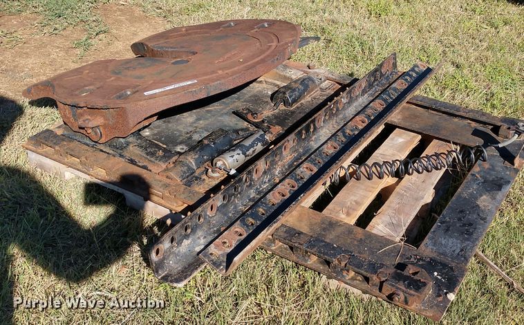 image for item EQ9317 Holland air operated sliding king pin hitch