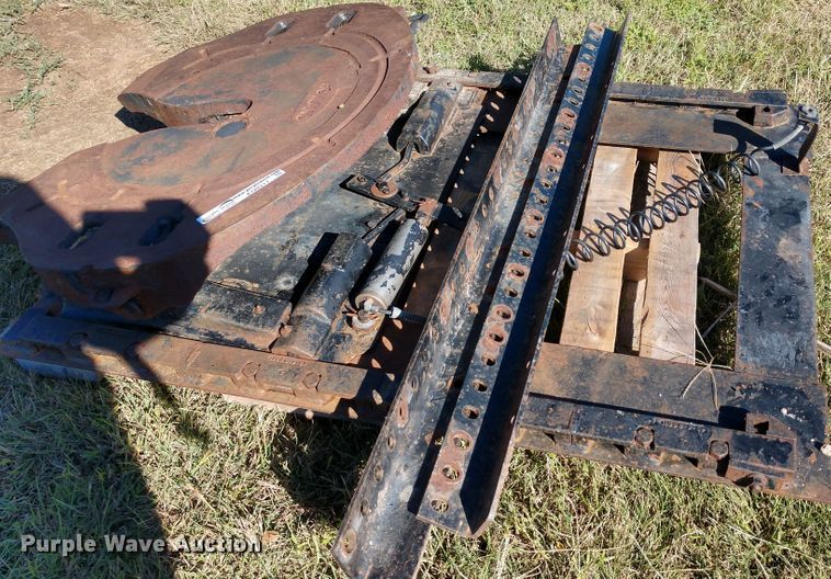 image for item EQ9317 Holland air operated sliding king pin hitch