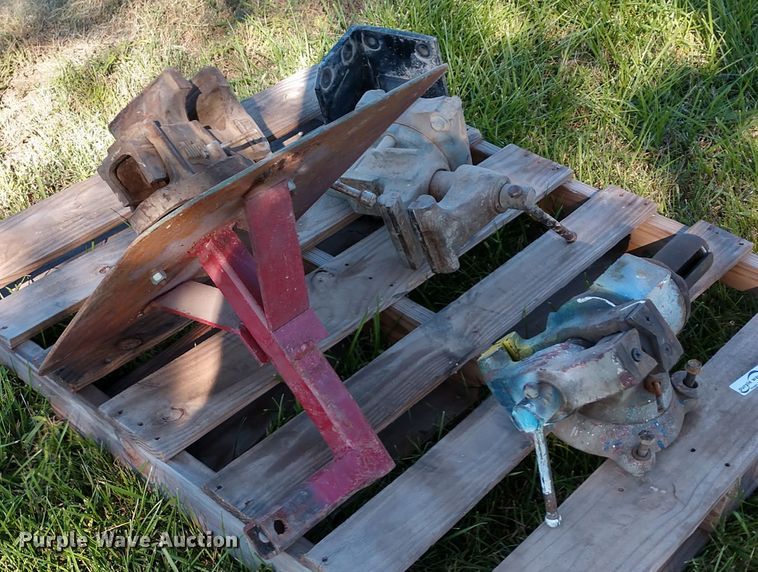 image for item EQ9320 (3) vises