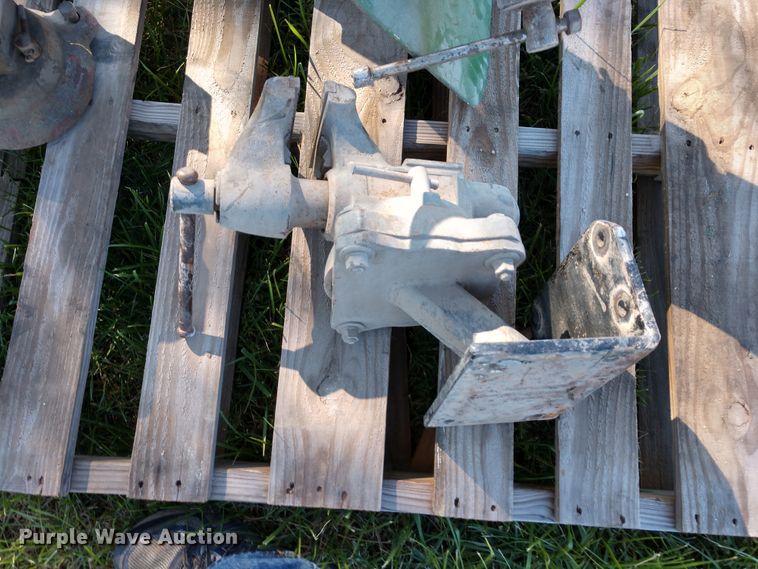 image for item EQ9320 (3) vises