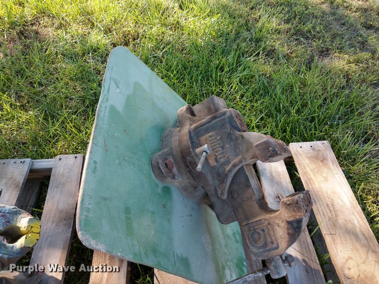 image for item EQ9320 (3) vises