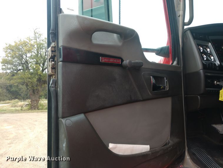 image for item EQ9349 2007 Kenworth T600 semi truck