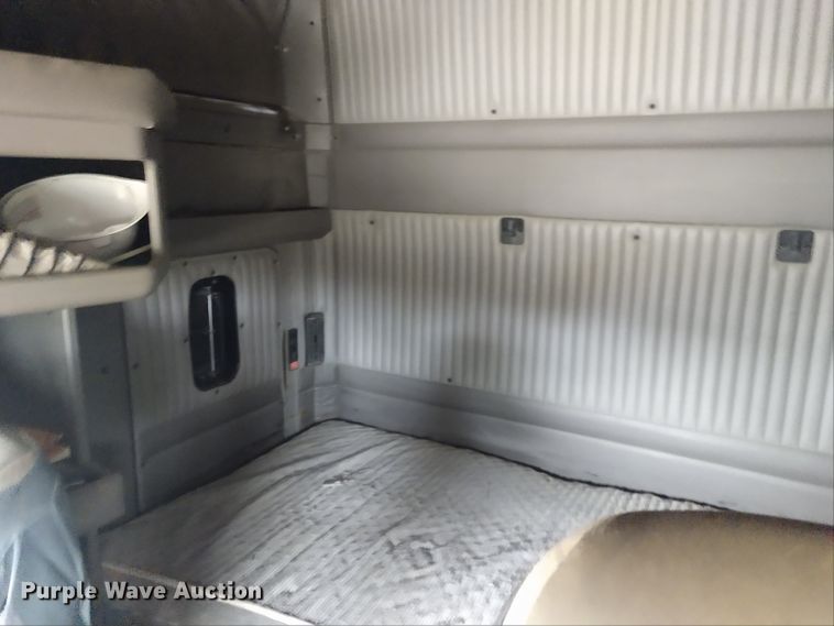 image for item EQ9349 2007 Kenworth T600 semi truck