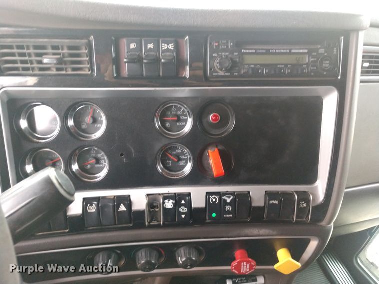 image for item EQ9349 2007 Kenworth T600 semi truck