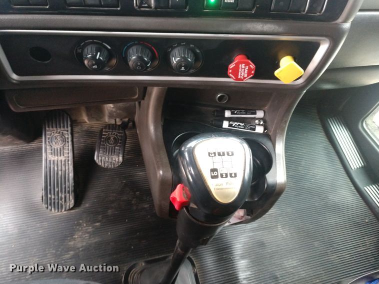 image for item EQ9349 2007 Kenworth T600 semi truck