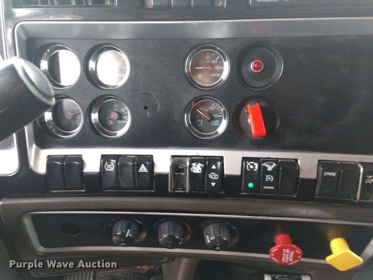 image for item EQ9349 2007 Kenworth T600 semi truck