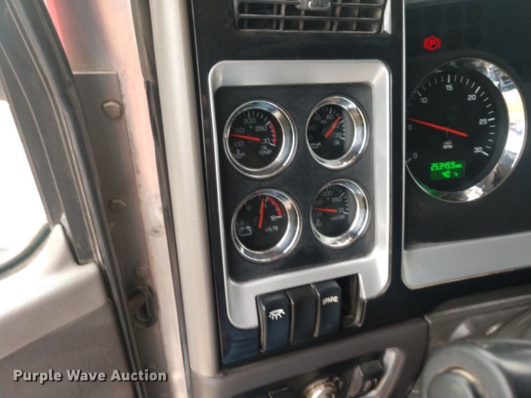 image for item EQ9349 2007 Kenworth T600 semi truck