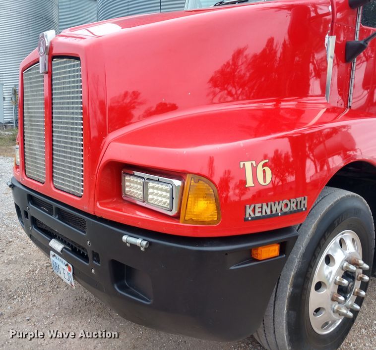 image for item EQ9349 2007 Kenworth T600 semi truck