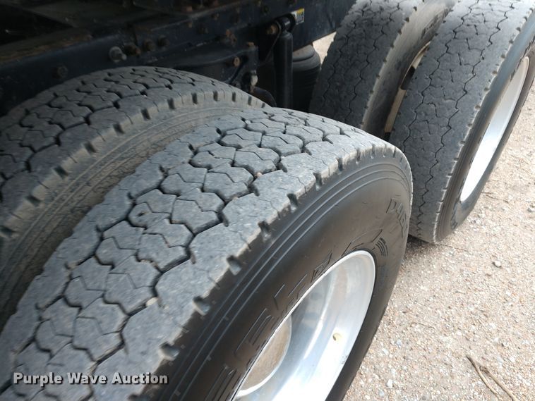 image for item EQ9349 2007 Kenworth T600 semi truck