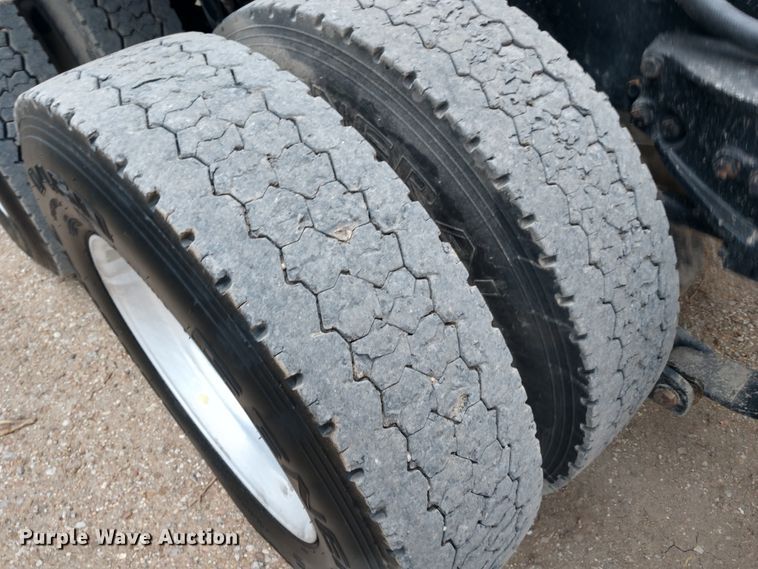 image for item EQ9349 2007 Kenworth T600 semi truck