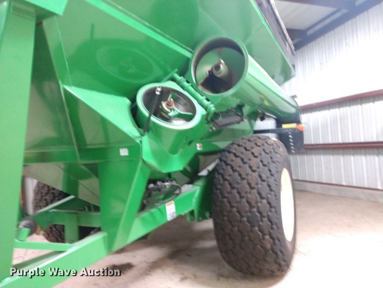 image for item EQ9378 Brent 882 grain cart