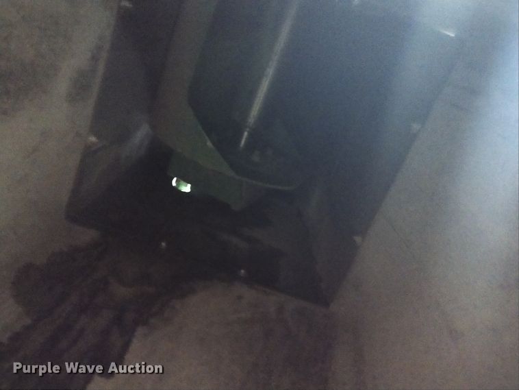 image for item EQ9378 Brent 882 grain cart