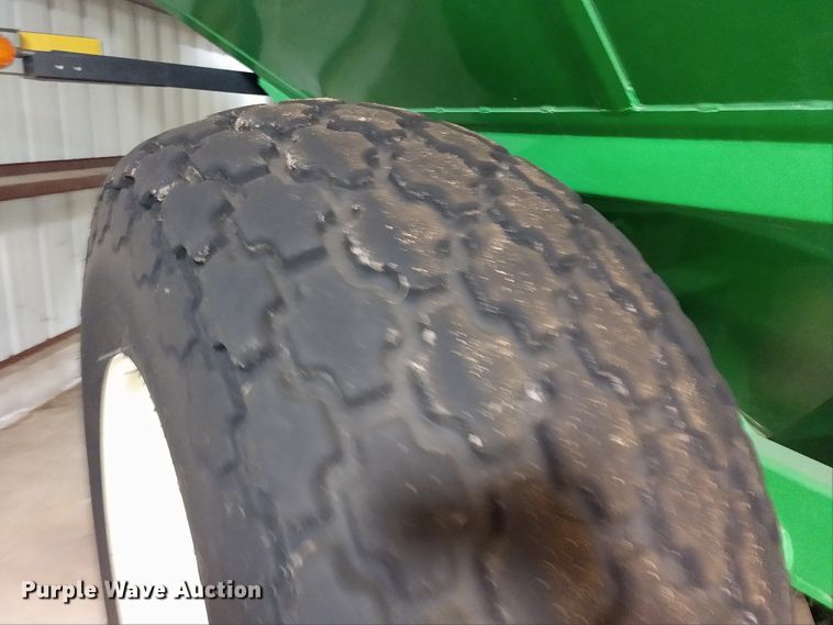 image for item EQ9378 Brent 882 grain cart