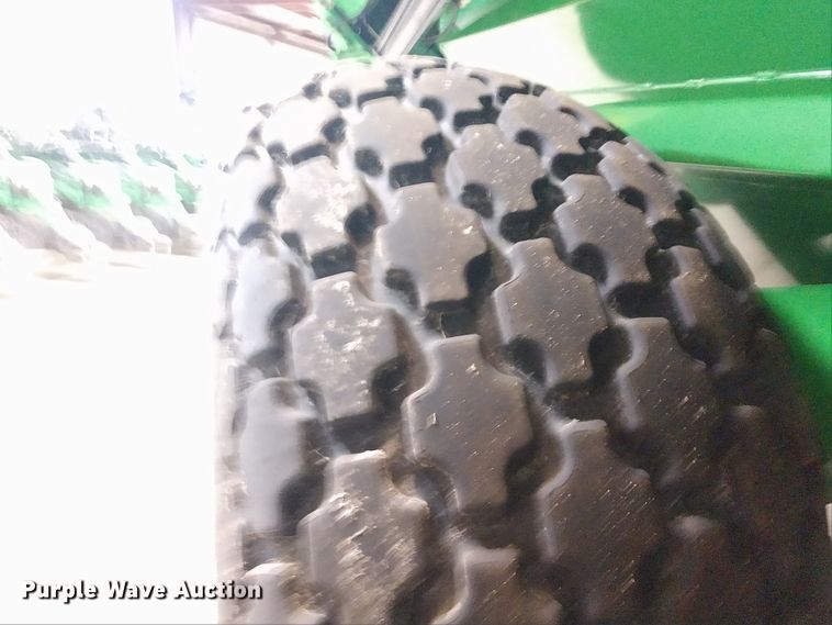 image for item EQ9378 Brent 882 grain cart