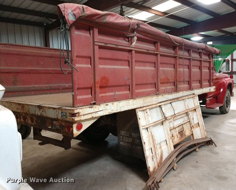 image for item EQ9379 1974 Ford F600 grain truck