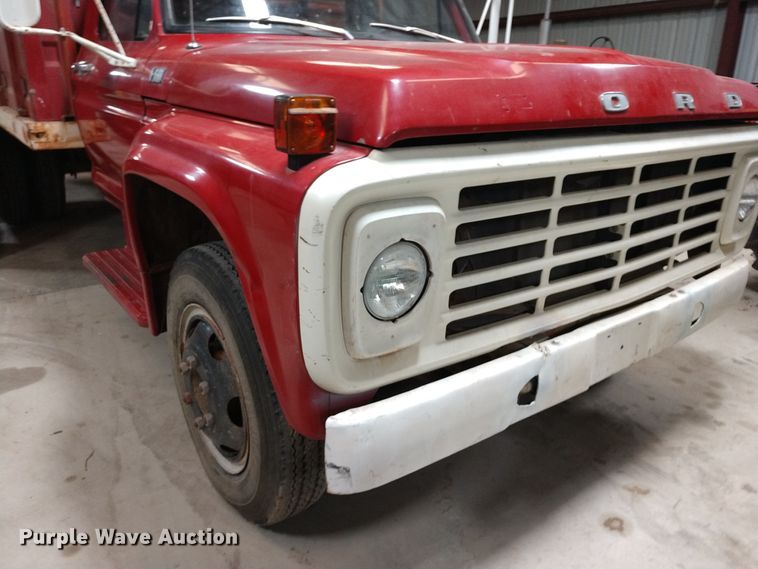 image for item EQ9379 1974 Ford F600 grain truck