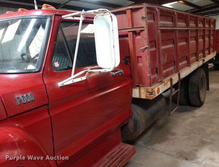 image for item EQ9379 1974 Ford F600 grain truck