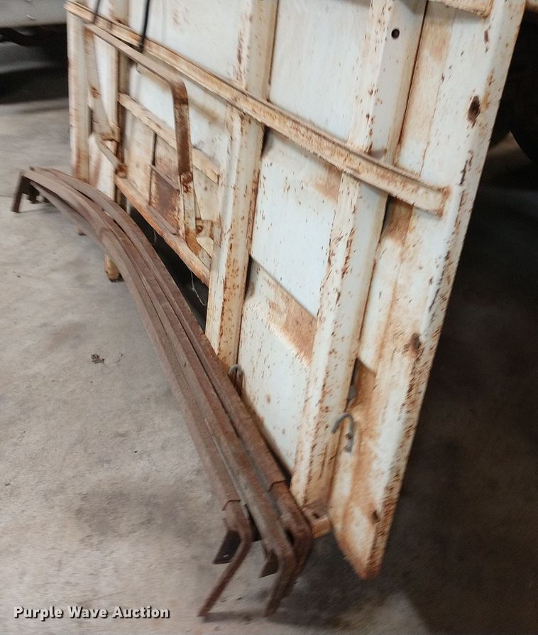 image for item EQ9379 1974 Ford F600 grain truck