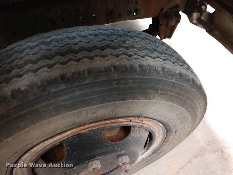 image for item EQ9379 1974 Ford F600 grain truck