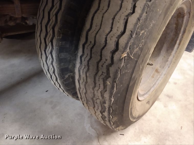 image for item EQ9379 1974 Ford F600 grain truck