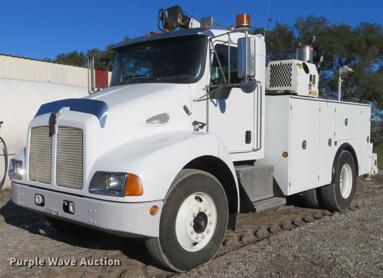 image for item FV9233 2003 Kenworth T300 service truck