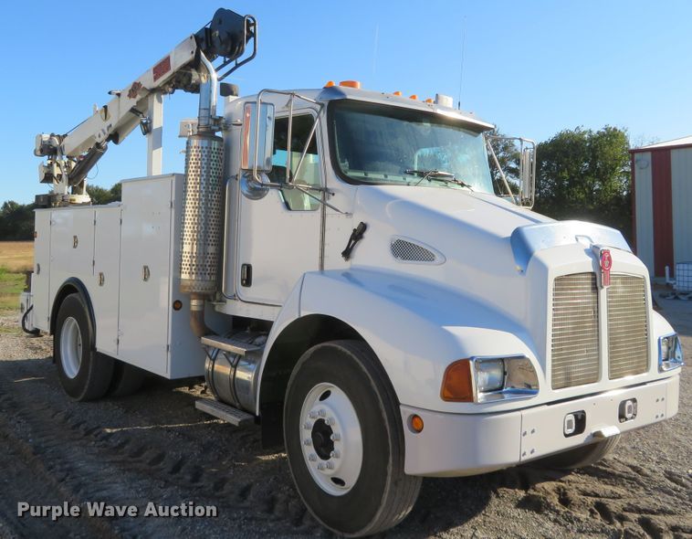 image for item FV9233 2003 Kenworth T300 service truck