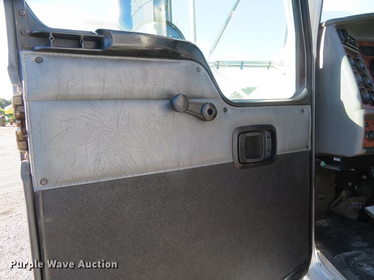 image for item FV9233 2003 Kenworth T300 service truck