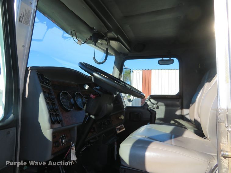 image for item FV9233 2003 Kenworth T300 service truck