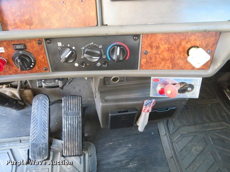 image for item FV9233 2003 Kenworth T300 service truck