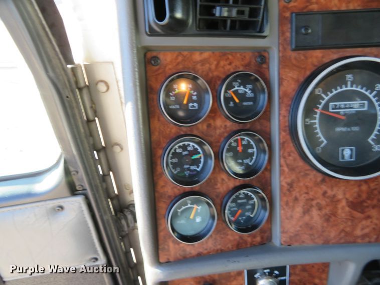 image for item FV9233 2003 Kenworth T300 service truck