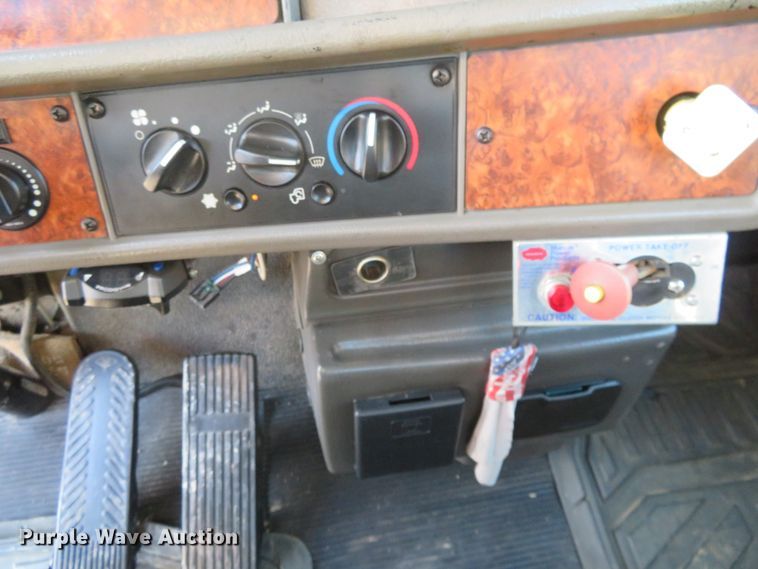 image for item FV9233 2003 Kenworth T300 service truck