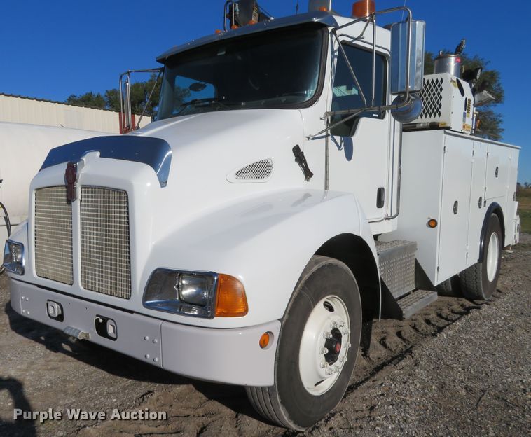 image for item FV9233 2003 Kenworth T300 service truck