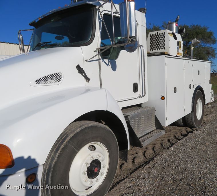 image for item FV9233 2003 Kenworth T300 service truck